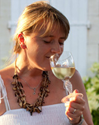 une femme déguste du vin blanc